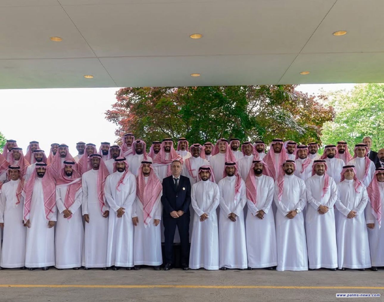 المنتخب السعودي يختار الزي العربي في الصورة الرسمية استعداداً للمشاركة في كأس العالم 2026.